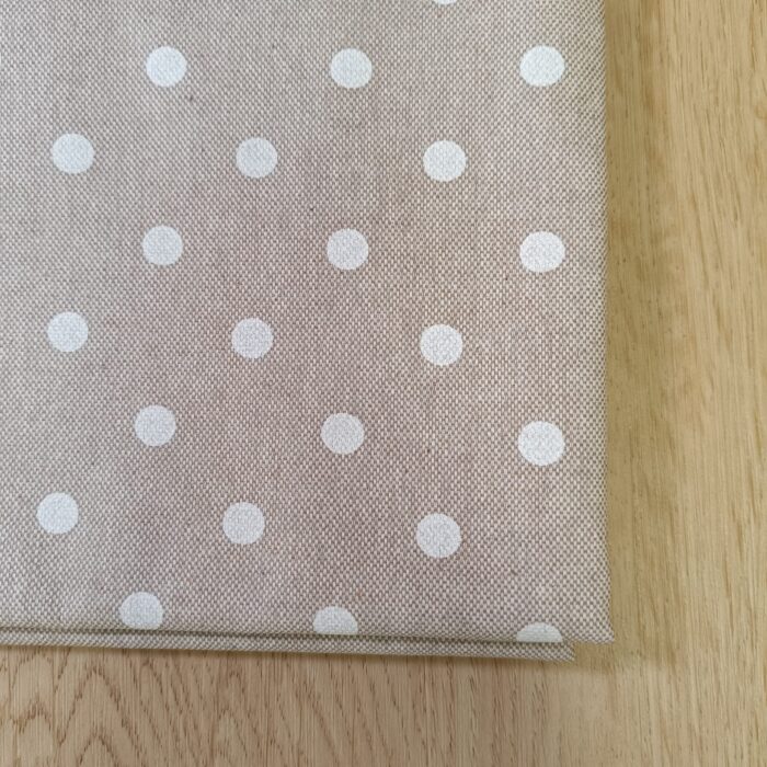 Tovaglia-Resinata-Pois-Tortora-140x140cm-2-scaled-1.jpg